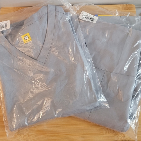 Ladies Large Scrub Top in Large - Picture 9 of 10